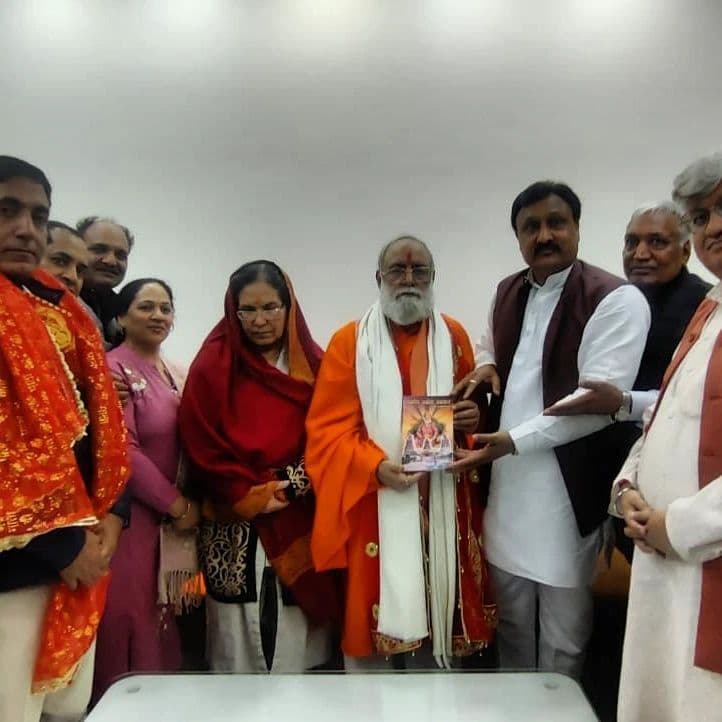 President of Agroha Dham Bajrang Garg Ji honouring Pujya Gurudev Ji & Guruma Ji with memento