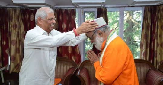 Honorable Governor of Himachal Pradesh in conversation with His Holiness Brahmrishi Shree Kumar Swami Ji.
