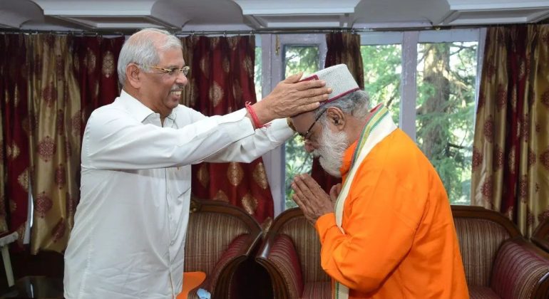 Honorable Governor of Himachal Pradesh in conversation with His Holiness Brahmrishi Shree Kumar Swami Ji.